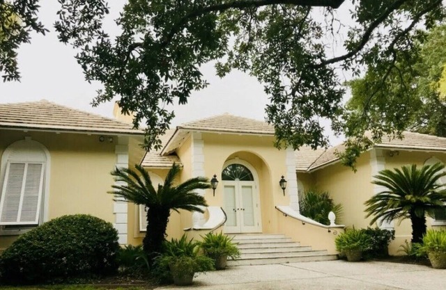 Classic Sea Island Cottage with Pool and Minutes Walk to the Beach