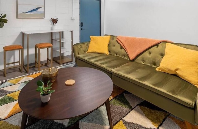 Classic Studio with Queen Bed, City Walkable!