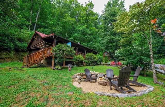 Classic Tennessee log cabin with a hot tub in a GORGEOUS setting!