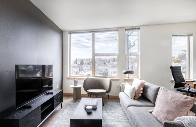 Classic Wallingford 1BR w/Lounge & Pets, nr 99 & I-5, by Blueground