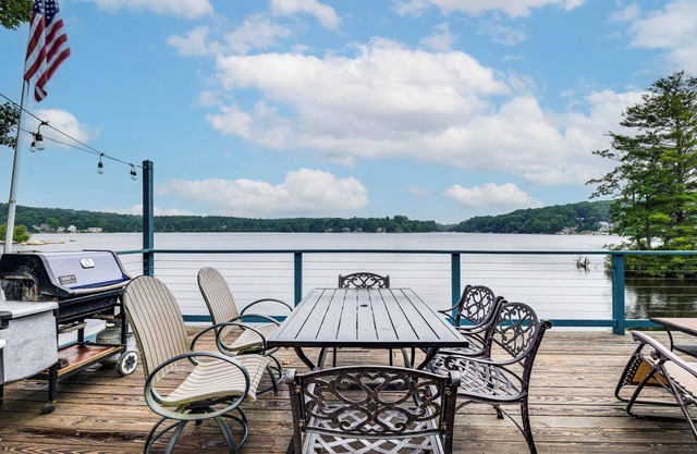 Classic Waterfront Home on Lake Maspenock w/Grill