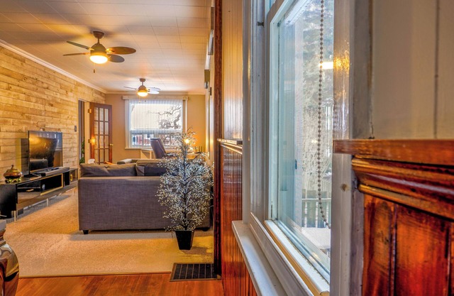 Classy 3 Bedroom Home, Sleeps 8, 25 min to Niagara