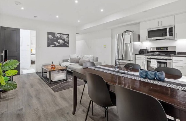 Classy LeDroit Park Oasis / 2-BR Close to METRO