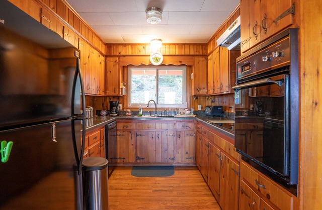 Clayton, GA (NE Georgia) Cozy Mountain Cabin with View-Hillcrest Lodge