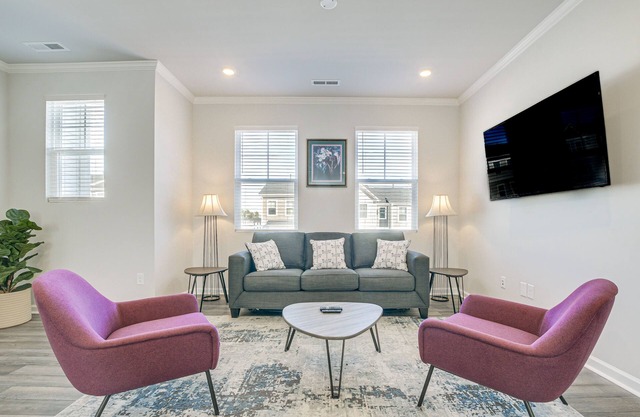 Clayton Townhome ~ 13 Mi to Downtown Raleigh!