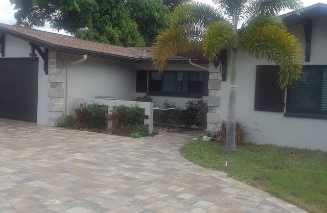 Clean affordable Vac. rental suite 2 miles to beachn3 priv, rms. Liv, Bed, Bath