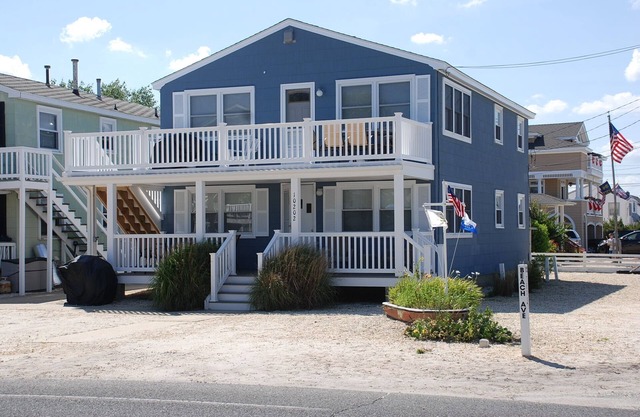 CLEAN AND SPACIOUS BEACH VACATION FAMILY RENTAL - 2ND FLOOR