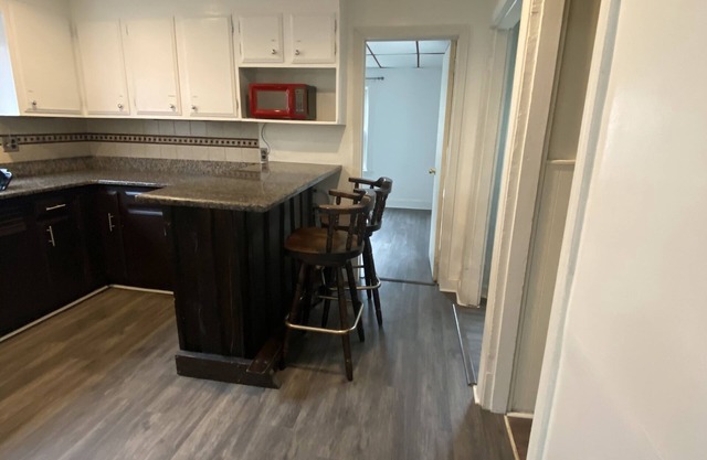 Clean apartment - 5 miles from Boston