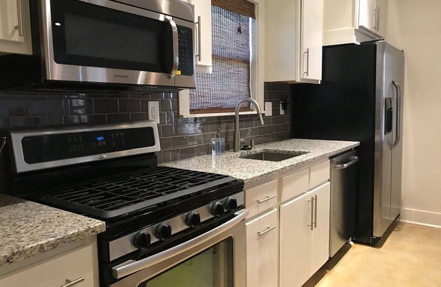 Clean & Charming Backyard Cottage 2 Blocks From The Beach!