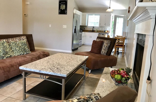 Clean & Comfortable 3beds/2baths) single Home
