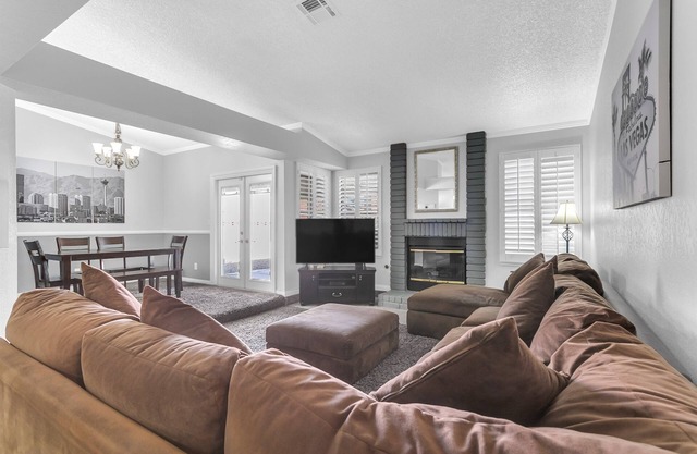 Clean & comfortable home w/opt of heated pool & Spa