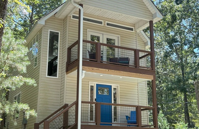 Clean & Comfy! Close to Dahlonega Square, UNG, Weddings & Wine. Dogs welcome!