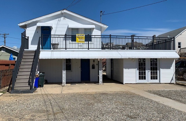 Clean/cozy, 2 BLK to beach, central air/huge terrace, parking+4 badges+grill