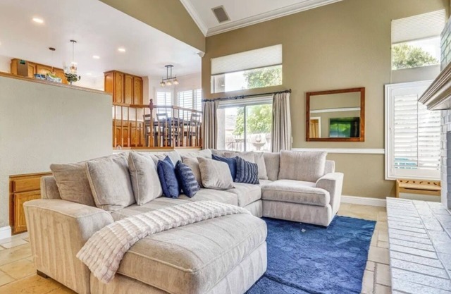Clean, old fashion, pet-friendly, beautiful spacious 4-bedroom home in Tracy