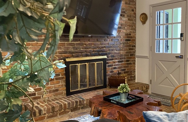 Clean! Renovated Oasis Estate, 7mins from Airport!