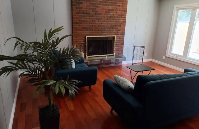 Clean-Safe-Bungalow Near University and Hospital.