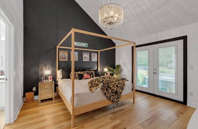 Clean,Spacious,Newly Updated with Jacuzzi, BarShed. Thoughtfully Decorated!