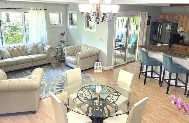 Clean, spacious Townhome with GREAT location close to many attractions!
