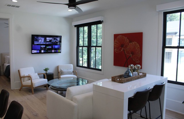 Clean, stylish Apartment - Minutes from Downtown Alpharetta