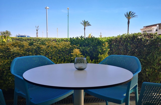 Clean, well-kept apartment on the beach, wifi, air conditioning. Ground floor, up to 4 persons