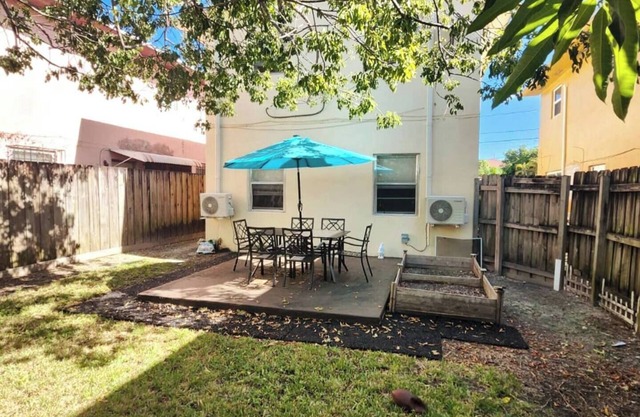 Clean, well managed free parking large back yard, Clean, well managed free parking large back yard