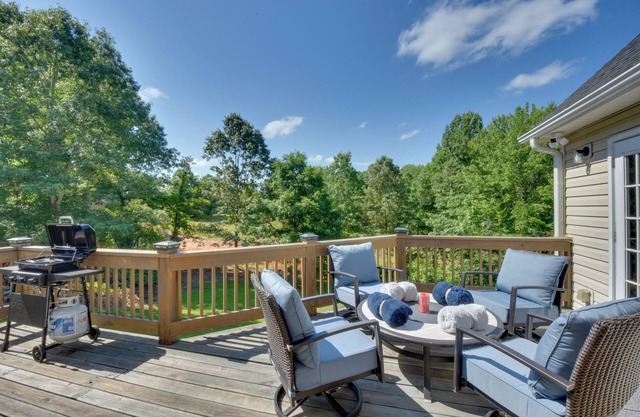 Cleveland Retreat w/Deck: 2 Mi to Winery!