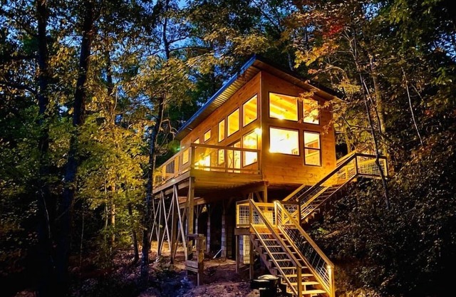 Cliffline Twilight*WOW*Hot tub! Pet Friendly!