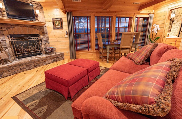 Cliffside Cottage – King Studio Hideaway w/Creek, Fire Pit & Mountain Charm