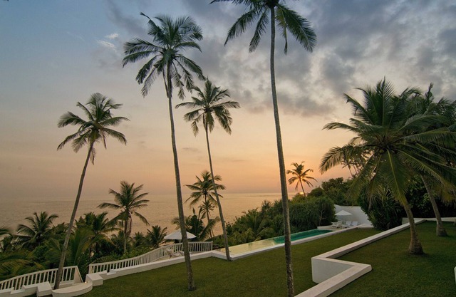 Clifftop Villa With Infinity Pool & Beach Access