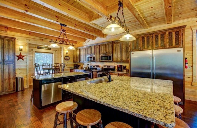 Cliffview Retreat - 11 BR Lodge at Cliffview Resort