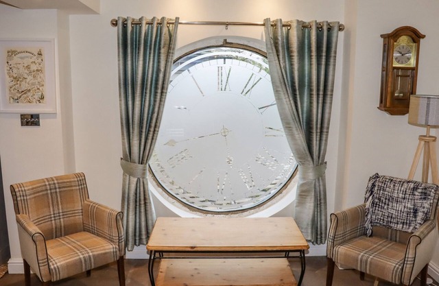 CLOCK COTTAGE, family friendly, with hot tub in Saddleworth