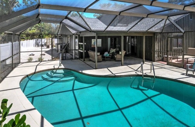 Close to AMI, GORGEOUS NW BRADENTON, Heated Pool, Dog*(See Note)Allow