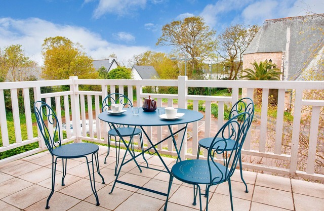 Close to beaches and shops, flat for 4