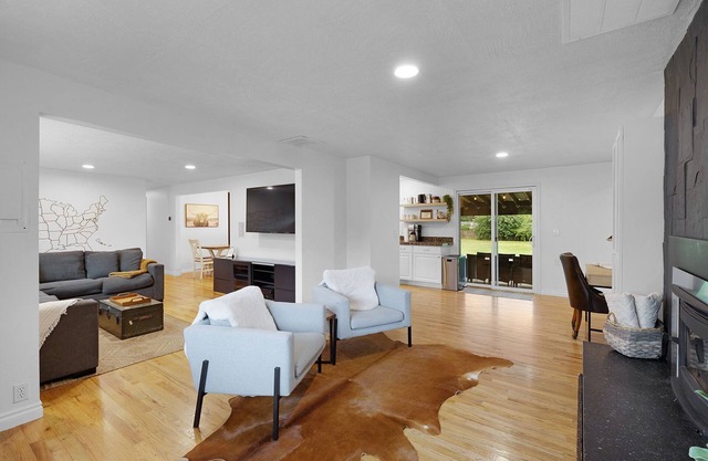 Close to downtown Oregon City, King Bed, Fire Pit, fireplace and a huge backyard