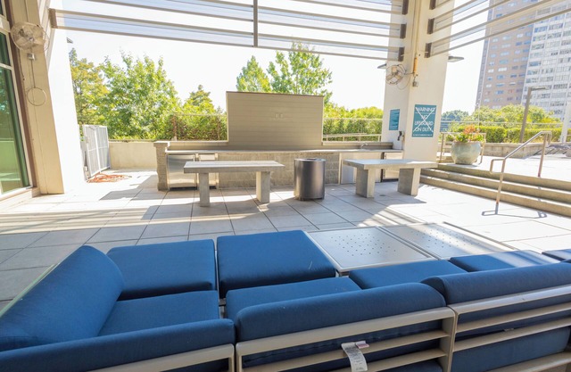 Close to everything ATL! 1 BDRM King with WiFi, fitness room, dynamic views