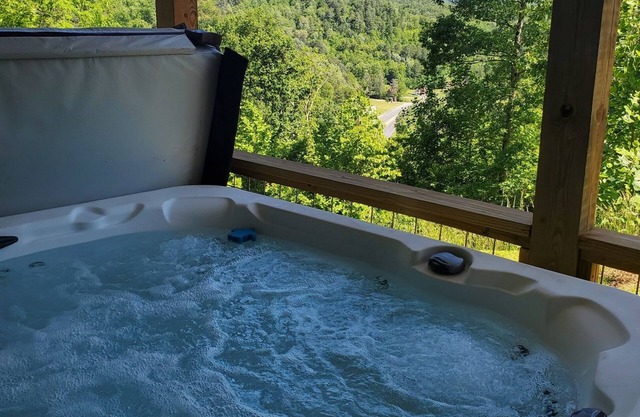 Close to it all! HOT TUB! DOG friendly,Views! Casino, WCU, Hiking, & Tubing
