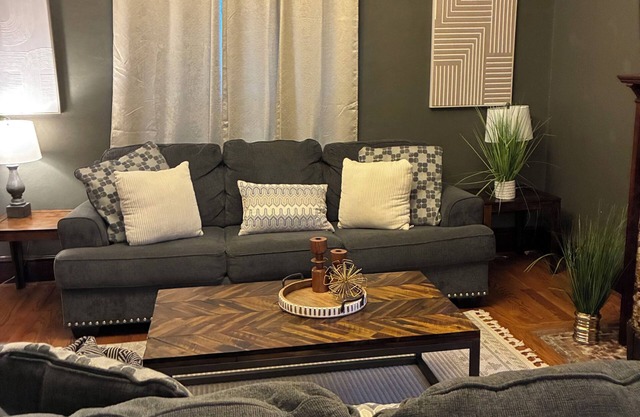 Close to KU. Great for Families. Restaurants within walking distance. Free WiFi