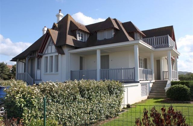 Close to Les Planches, Namouna Villa in Deauville offers a nice view of the sea