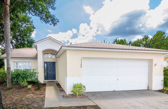 Close to parks 4bdrm/2bath Villa with Private Pool