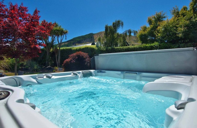 Close to Queenstown and Ski fields with spa pool
