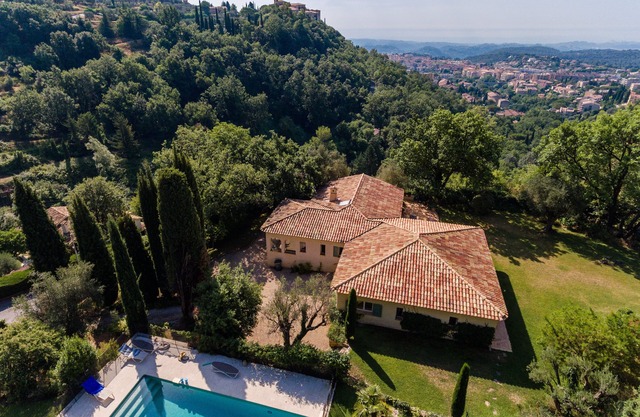 Close to St Paul de Vence - Recent Villa, Stunning Views