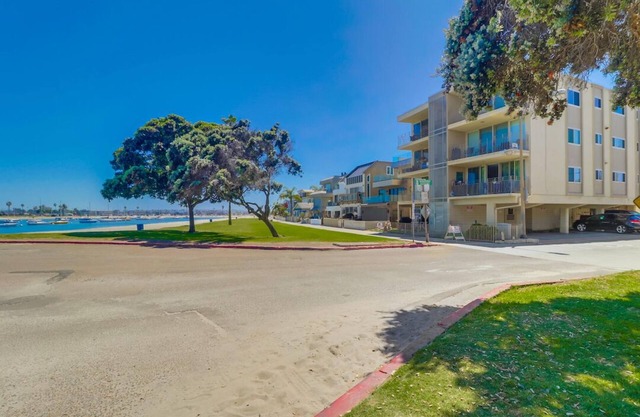 Close to the Aquatics Center, this bayfront unit brings all the water fun!
