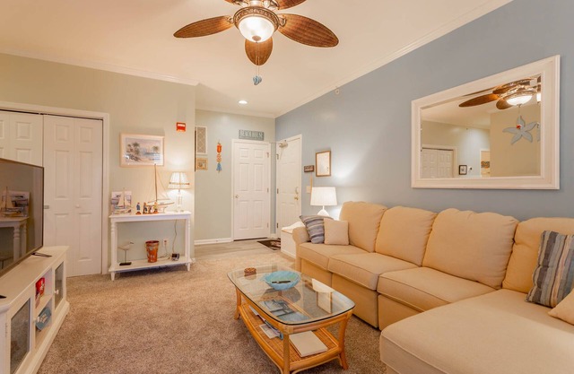 Close to the Beach! Cute/Clean 2BR Condo Sleeps 4 w/Pool & Parking