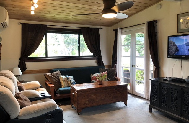 Close to the Beautiful Kailua Beach-A/C's-Full Kitchen-Covered Patio-Laundry