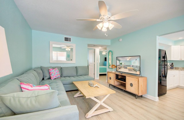 Close to the Beach, no car needed, mini golf, bikes, & a King Size Bed! mcB