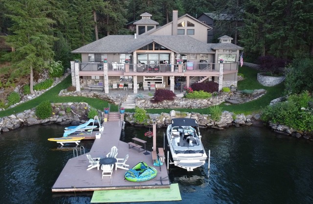 Close to Town Waterfront Estate- Great food on and off the water nearby!