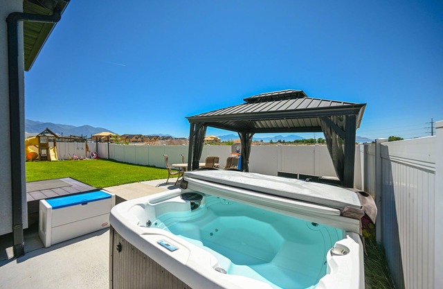 Close to UVU, BYU, Sundance, Utah Lake. Jacuzzi, Karaoke, Game room ~Sleeps 16!~