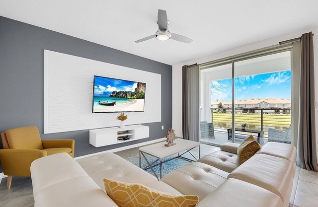 CLOSEST RESORT TO DISNEY/Lake View/MODERN/STYLISH/Contemporary Condo/Free Wifi