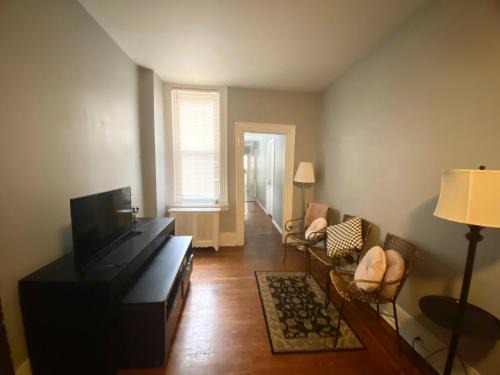 Clover 2900 - Apartment and Rooms with Private Bathroom near Washington Ave South Philly