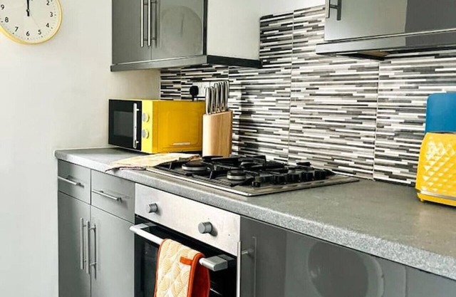 Clyde 52 -Modern 2 bedroom apartment next to Hillington Train Station